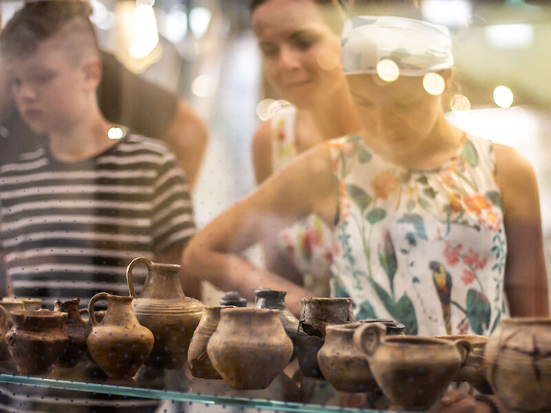 Hunderte Keramikgefäße des Lausitzer Typus können bei uns besichtigt werden. © OeGrafik_sk